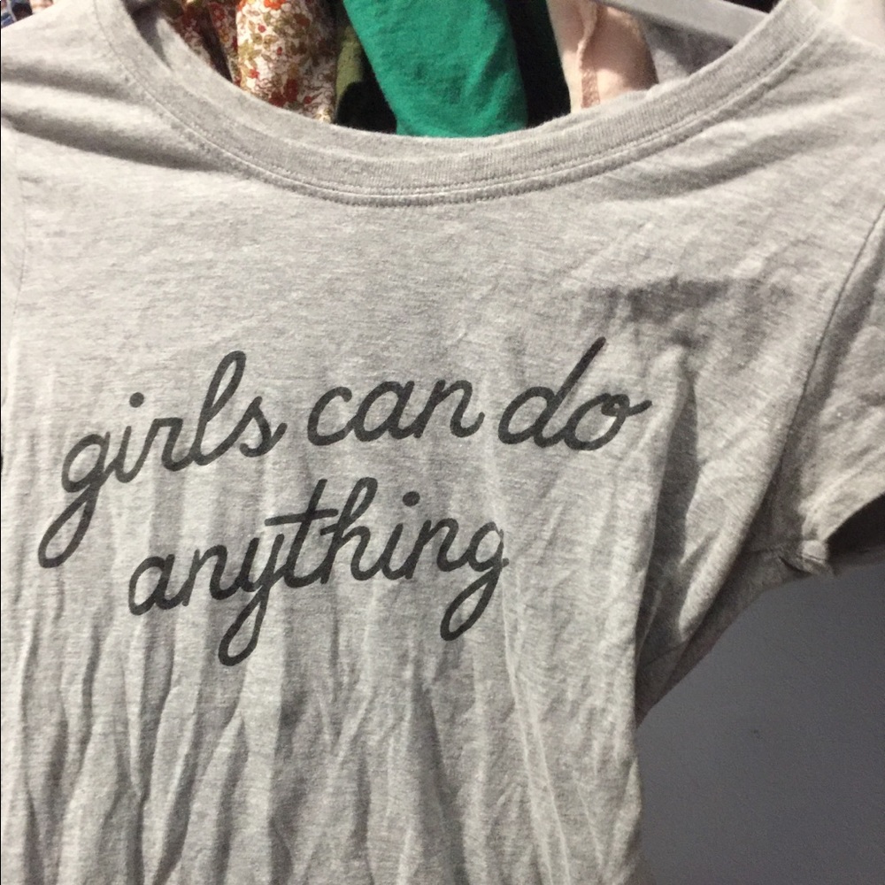 A gray shirt that says girls can do anything